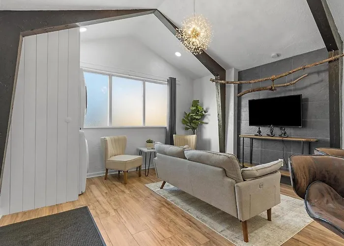 Lawrenceville !1 Modern And Cozy One Bedroom With Free Street Parking * Pittsburgh