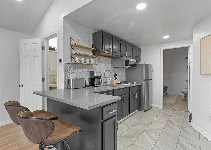 Lawrenceville !1 Modern And Cozy One Bedroom With Free Street Parking Apartment *